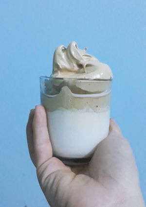 Hình của món Dalgona coffee.