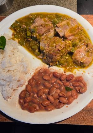 Una foto de Costilla de Puerco en Salsa de Chile Hatch con Nopales