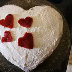A picture of Torta red velvet a forma di cuore.