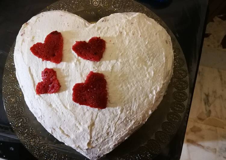 Torta red velvet a forma di cuore