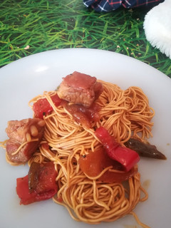 Una foto de Pasta china con costillas