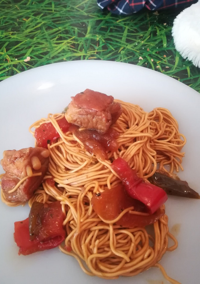 Una foto de Pasta china con costillas