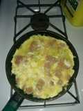 Huevos con salchichas y queso