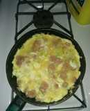 Huevos con salchichas y queso