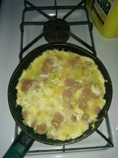 Una foto de Huevos con salchichas y queso