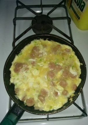 Una foto de Huevos con salchichas y queso