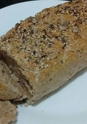 Una foto de Pan de harina integral, salvado y semillas