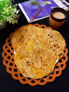 આલુ પરોઠા (Aloo Paratha Recipe In Gujarati) રેસીપી મુખ્ય ફોટો