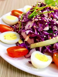 Hình của món Salad Bắp Cải Tím Trộn Xốt Mè Đen.
