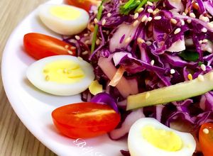 Hình của món Salad Bắp Cải Tím Trộn Xốt Mè Đen.