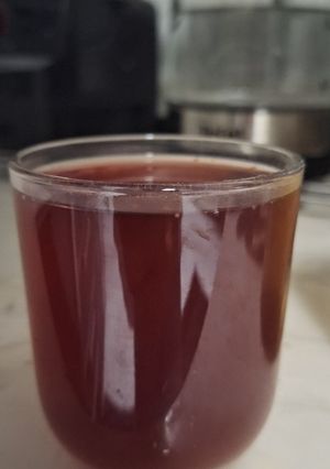 A picture of Keto hibiscus and ginger drink.