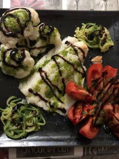 Una foto de Bacalao a la plancha con espaguetis de calabacín tomate natural y coliflor hervida