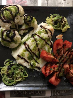 Una foto de Bacalao a la plancha con espaguetis de calabacín tomate natural y coliflor hervida