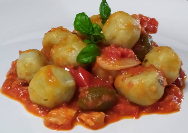 Chicche di ricotta,con salsa di pomodoro🍅, tonno e capperi