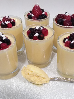 Una foto de Mousse de chocolate blanco con frutos rojos