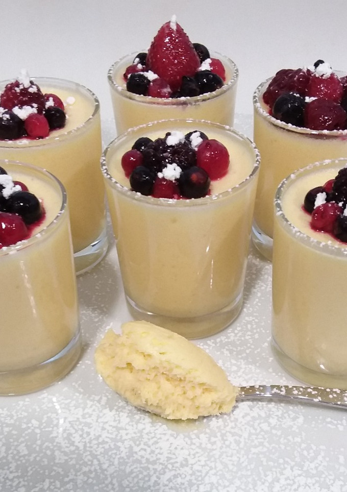Una foto de Mousse de chocolate blanco con frutos rojos