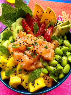 Una foto de Poke de Salmón con Fresas