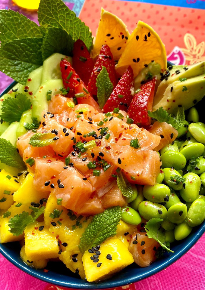 Una foto de Poke de Salmón con Fresas