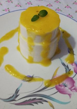 Una foto de Panacotta de coco con coulis de piña