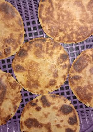 ગોળ વારી ભાખરી(Jaggery Bhakhari Recipe In Gujarati) રેસીપી મુખ્ય ફોટો