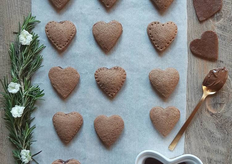 Cuori di frolla con di crema di nocciole e marmellata ai lamponi