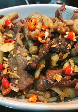 Hình của món Tim heo cháy tỏi với nấm ngọc châm.