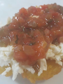 Una foto de Patacón “pisao” con queso y hogao