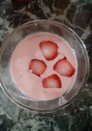 स्ट्रॉबेरी योगर्ट(Strawberry yogurt recipe in hindi) रेसिपी मुख्य फोटो