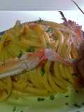 Spaghetti chitarra con scampi, gamberi e frullato di datterini, su crema di zucchine