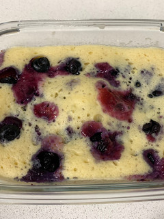 Una foto de Bizcocho de moras al microondas, súper esponjoso!