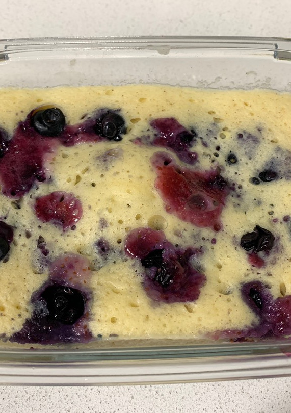 Una foto de Bizcocho de moras al microondas, súper esponjoso!