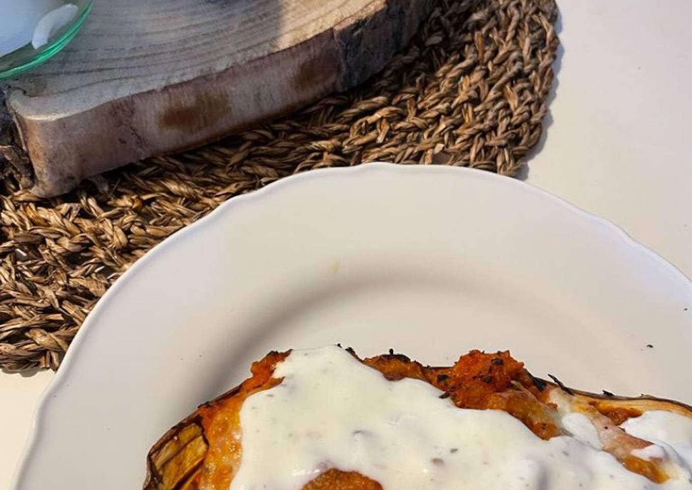 Berenjenas rellenas de verduras y atún con salsa de yogur