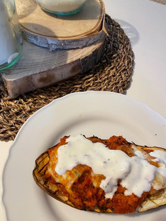 Una foto de Berenjenas rellenas de verduras y atún con salsa de yogur