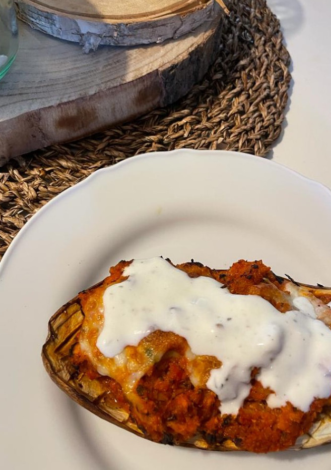 Una foto de Berenjenas rellenas de verduras y atún con salsa de yogur