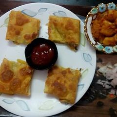 A picture of Moghlai paratha.
