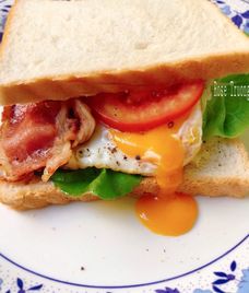 bánh mì sandwich thịt xông khói