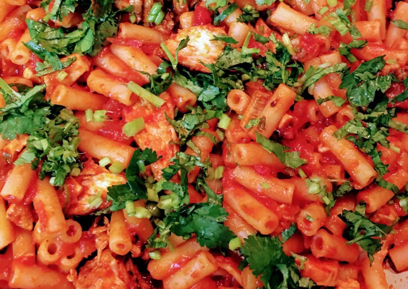 Macaroni with chicken and Â tomato sauce