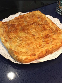 Una foto de Empanada de cecina de León con mermelada de pimientos caramelizada del Bierzo y queso de Valdeón