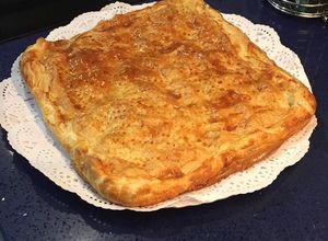 Foto principal de Empanada de cecina de León con mermelada de pimientos caramelizada del Bierzo y queso de Valdeón