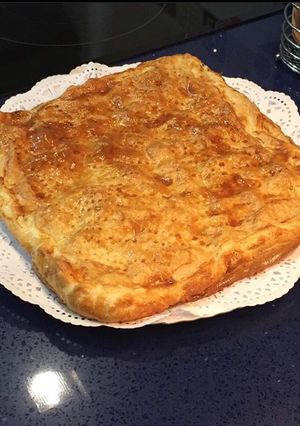 Una foto de Empanada de cecina de León con mermelada de pimientos caramelizada del Bierzo y queso de Valdeón