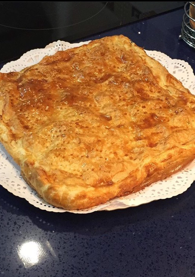 Una foto de Empanada de cecina de León con mermelada de pimientos caramelizada del Bierzo y queso de Valdeón
