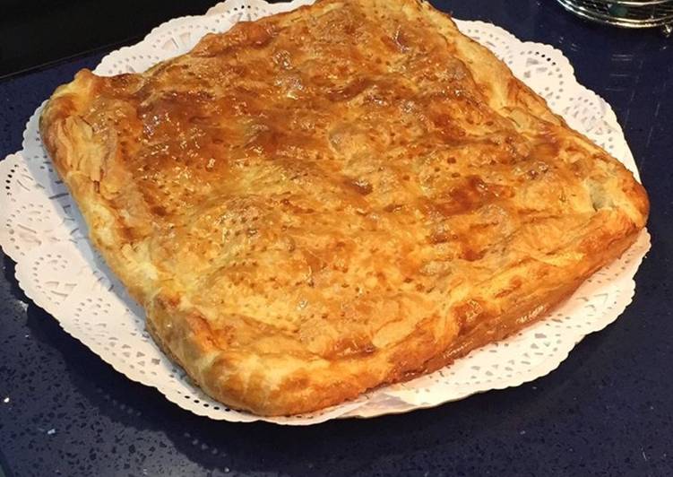 Empanada de cecina de León con mermelada de pimientos caramelizada del Bierzo y queso de Valdeón