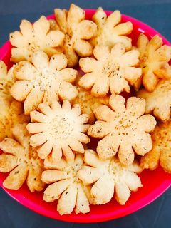 फ्लॉवर मठरी (Flower mathri recipe in hindi) रेसिपी मुख्य फोटो