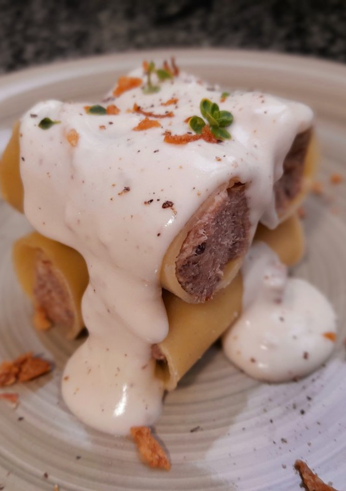 Una foto de Canelones de pollo con salsa de gorgonzola y avellanas