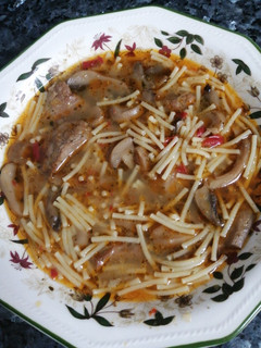 Una foto de Costillas guisadas con setas y fideos