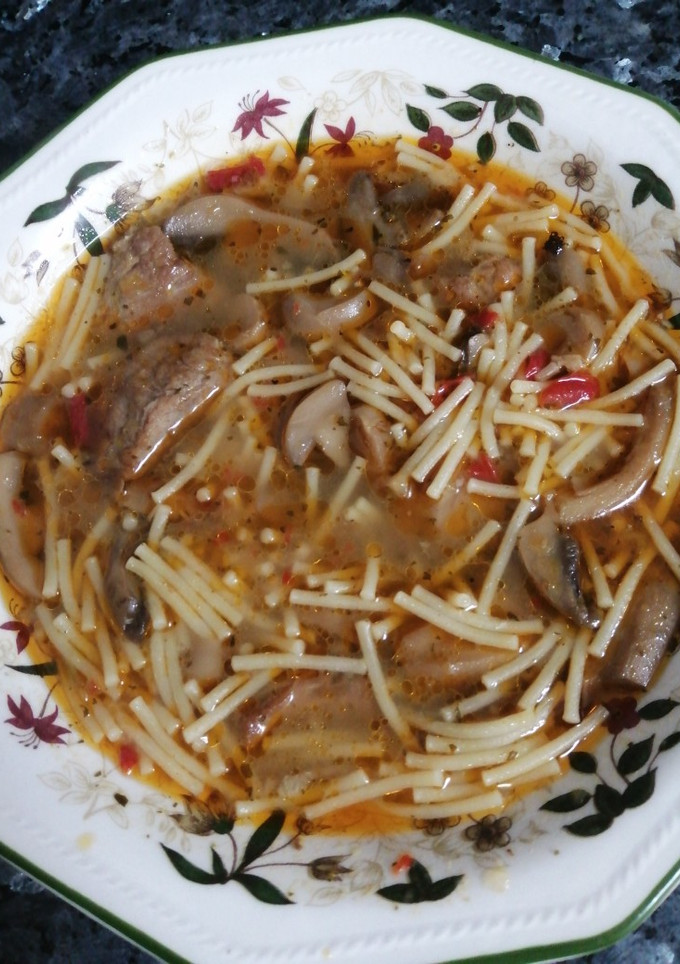 Una foto de Costillas guisadas con setas y fideos