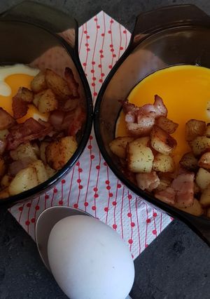 Une photo de Oeuf cocotte pommes de terre persillées et lardons