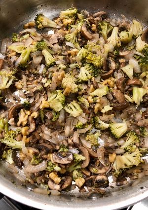 Una foto de Wok de portobellos, brócoli y nuez