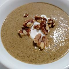 A picture of Roasted broccoli and walnut soup.