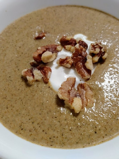 A picture of Roasted broccoli and walnut soup.
